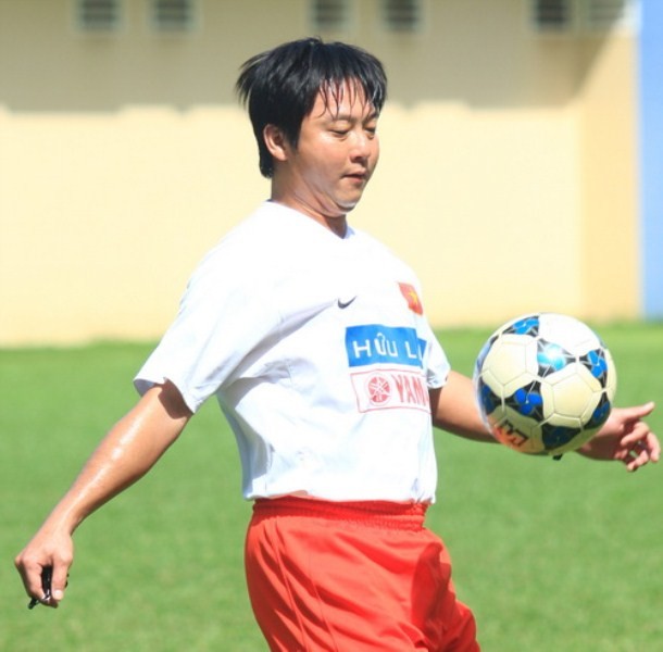Năm 2001, Huỳnh Đức trở thành cầu thủ Việt Nam đầu tiên ra nước ngoài chơi bóng, khi anh chuyển đến chơi cho CLB Lifan Trùng Khánh (Trung Quốc) với bản hợp đồng 1,5 năm.